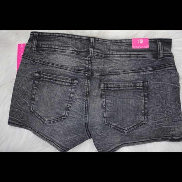 Gray shorts - Picture 3 of 3